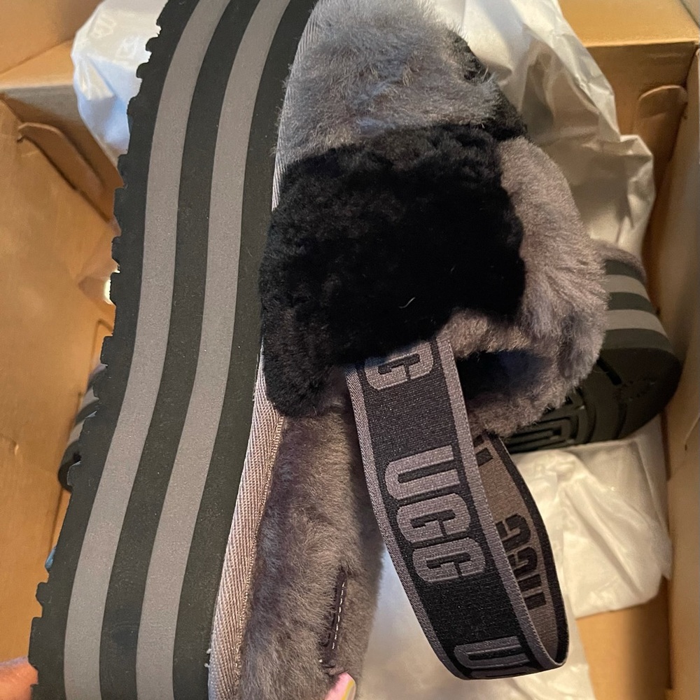 Brand New Size 8 Ugg Platform Slides